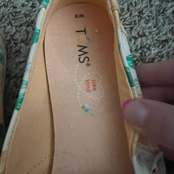 NWT WOMEN ORANGE PRINTED TOMS SZ 8 - Picture 3 of 4